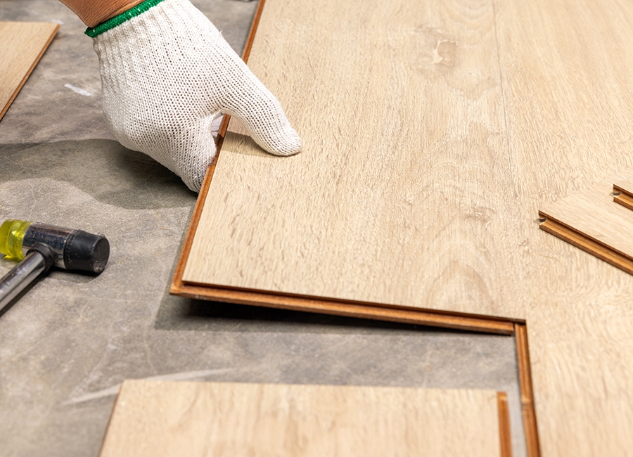 Erfaren gulvmand i Fredericia udfører professionelt gulvarbejde